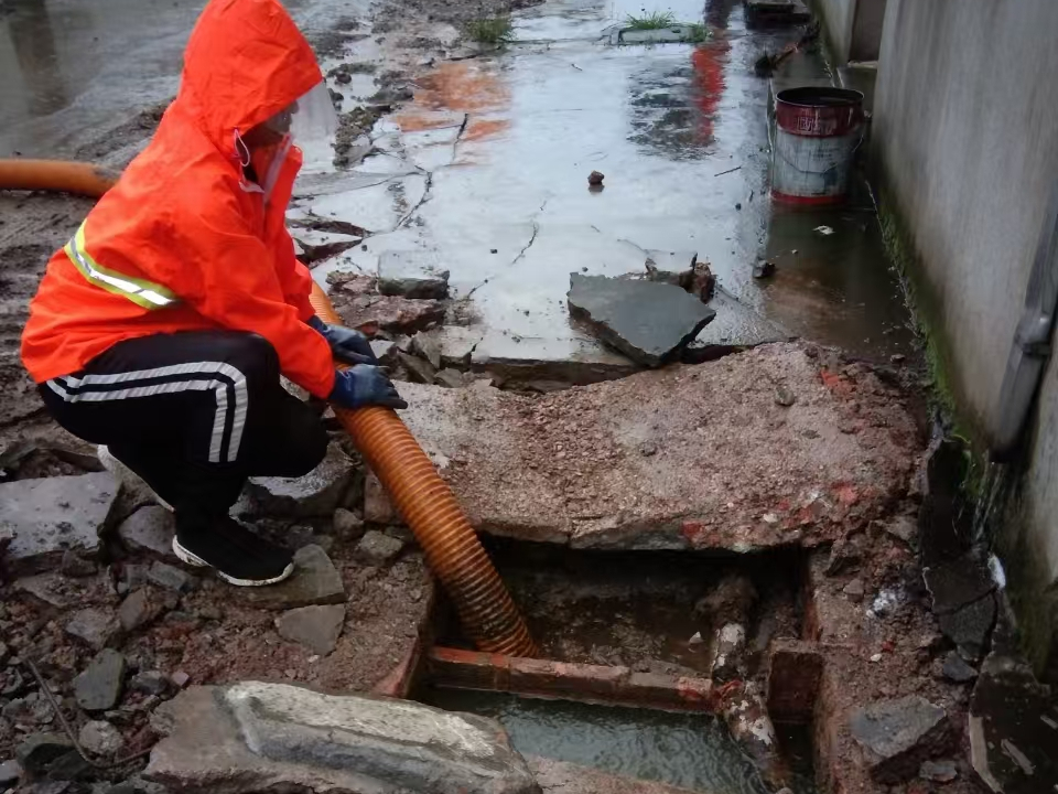 武冈专业清理污水池 炜誉市政以规范流程守护城市 “肠道”