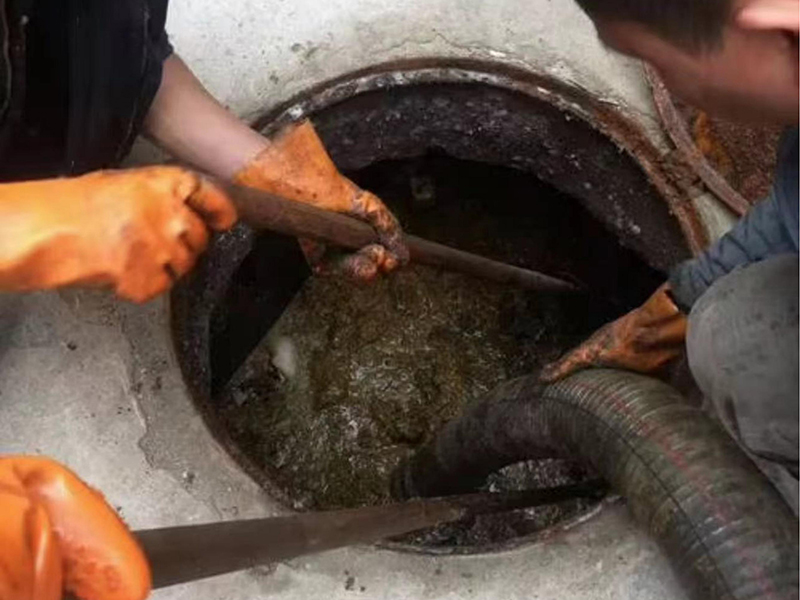 武冈清理化粪池时如何避免沼气的危害?